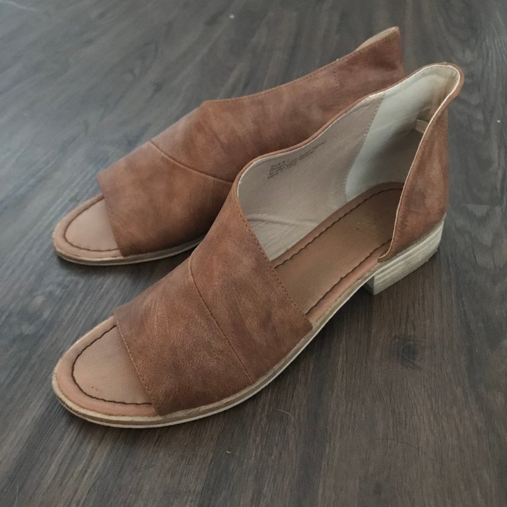 Faux Leather Cutout Flat Shoe / Sandall